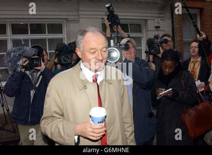 Le maire de Londres Ken Livingstone arrive au siège du Parti travailliste de Westminster, dans le centre de Londres. Le Comité exécutif national des syndicats au pouvoir décide de réintégrer M. Livingstone dans le parti. Le Premier ministre Tony Blair veut que M. Livingstone soit de nouveau dans le giron travailliste avant la fin d'une suspension de cinq ans, de sorte qu'il puisse se présenter comme candidat du parti aux élections mayorales de cette année. Banque D'Images