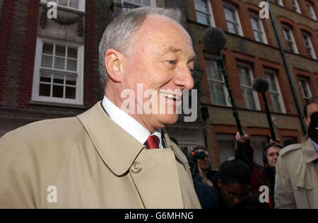 Le maire de Londres Ken Livingstone arrive au siège du Parti travailliste de Westminster, dans le centre de Londres. Le Comité exécutif national des syndicats au pouvoir décide de réintégrer M. Livingstone dans le parti. Le Premier ministre Tony Blair veut que M. Livingstone soit de nouveau dans le giron travailliste avant la fin d'une suspension de cinq ans, de sorte qu'il puisse se présenter comme candidat du parti aux élections mayorales de cette année. Banque D'Images