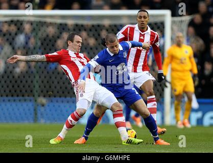 Ross Barkley (au centre) d'Everton lutte pour le bal avec Glenn Whelan (à gauche) de Stoke City et Steven Nzonzi Banque D'Images