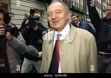 Le maire de Londres, Ken Livingstone, quitte le quartier général du Parti travailliste à Westminster, dans le centre de Londres. Le Comité exécutif national des syndicats au pouvoir décide aujourd'hui s'il faut réintégrer M. Livingstone dans le parti. Le Premier ministre Tony Blair veut que M. Livingstone soit de nouveau dans le giron travailliste avant la fin d'une suspension de cinq ans, de sorte qu'il puisse se présenter comme candidat du parti aux élections mayorales de cette année. Banque D'Images