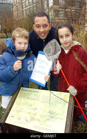 John Tickle de Big Brother cherche les premiers signes du printemps avec Benjamin Holgate, de Londres, neuf ans, et Sarah Jacobs, de Cambridge, 11 ans, Au jardin de la faune au Musée d'Histoire naturelle. Tickle a participé au lancement d'une enquête nationale sur la phénologie intitulée « Spring into Science », l'étude du moment des événements saisonniers naturels, organisée par la British Association for the Advancement of Science et The Woodland Trust. Les experts ont averti que le Royaume-Uni se dirigeait vers un nouveau printemps « exceptionnellement tôt » alors que le réchauffement de la planète continue de chauffer. Banque D'Images