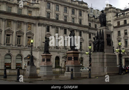 Le Crimean War Memorial est situé à la jonction entre Lower Regent Street et Pall Mall à Londres. Le mémorial inclut une statue à la célèbre « Dame de la lampe », Florence Nightingale ainsi que pour ceux qui sont tombés dans la bataille contre les Russes à Sébastopol. Banque D'Images