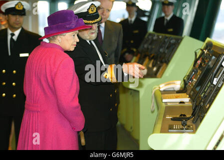 La reine Elizabeth II avec le Commandor Ronald Warwick sur le pont du navire de croisière Queen Mary 2 à Southampton Docks, avant de nommer le navire de 550 millions devant plus de 2,000 invités. C'était la première fois que la Reine nomma un navire Cunard depuis le lancement en 1967 du QE2, dont le service de Southampton à New York sera repris par le QM2 de 2,620 passagers en avril. Banque D'Images