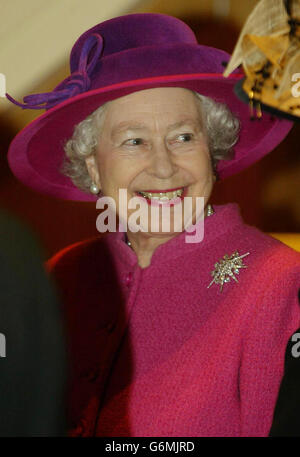 La reine Elizabeth II sur le pont du paquebot de croisière Queen Mary 2 à Southampton Docks, avant de nommer le navire de 550 millions devant plus de 2,000 personnes.C'était la première fois que la Reine nomma un navire Cunard depuis le lancement en 1967 du QE2, dont le service de Southampton à New York sera repris par le QM2 de 2,620 passagers en avril. Banque D'Images