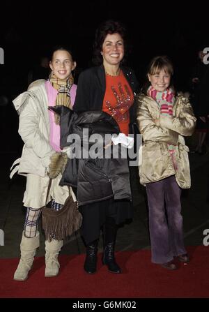 Ruby Wax arrive pour la première européenne du Dralion du Cirque du Soleil, qui s'est tenue au Royal Albert Hall, dans le centre de Londres. Banque D'Images