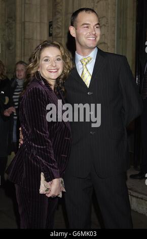 L'actrice Julia Sawalia arrive pour la première européenne du Dralion du Cirque du Soleil, qui s'est tenue au Royal Albert Hall, dans le centre de Londres. Banque D'Images