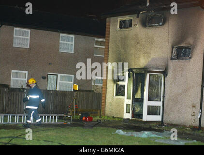 La scène à Wwill Griffiths Walk, Beswick, Manchester après que les pompiers ont été appelés à une maison mitoyenne plus tôt ce soir. Ils ont attaqué un feu et l'ont finalement mis sous contrôle, mais on croit que quatre personnes sont mortes dans le feu. Banque D'Images