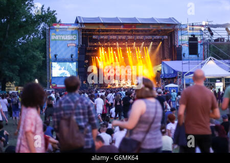 Les gens sur la scène principale au concert de The Kooks le troisième jour de 11e festival INmusic situé sur le lac Jarun à Zagreb, Croatie Banque D'Images