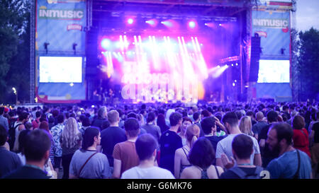 Les gens sur la scène principale au concert de The Kooks le troisième jour de 11e festival INmusic situé sur le lac Jarun à Zagreb, Croatie Banque D'Images