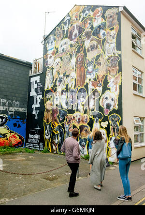 Street art à Kensington Street à Brighton's North Laine - pour l'amour des chiens Banque D'Images