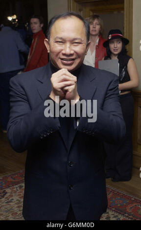 Le réalisateur John Woo arrive pour la projection de son dernier chèque de paie de film, tenu à l'hôtel Charlotte Street, dans le centre de Londres. Banque D'Images