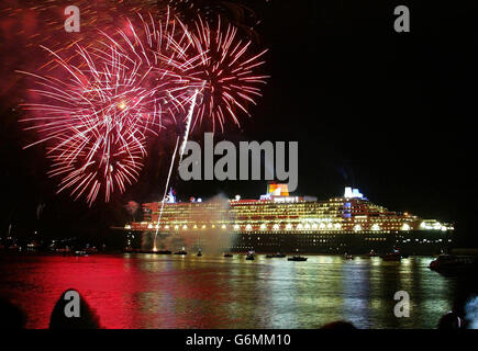 Un feu d'artifice a accompagné le départ du paquebot de croisière le plus grand et le plus cher au monde, le Queen Mary 2, alors qu'il a mis la voile sur son premier voyage au départ de Southampton. Des milliers de personnes ont bordé le front de mer pour défermer le navire Cunard de 150-000 tonnes alors qu'il s'embarque pour son premier voyage passager payant le tarif à Lauderdale, en Floride. Banque D'Images