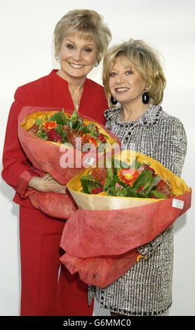 Angela Rippon, présentatrice à la télévision (à gauche, vice-présidente du Ballet national anglais) et Elaine Paige, la star de la musique du West End, posent pour les photographes lorsqu'ils arrivent pour les National Dance Awards 2004, au Sadler's Wells Theatre à Islington, Londres. Banque D'Images