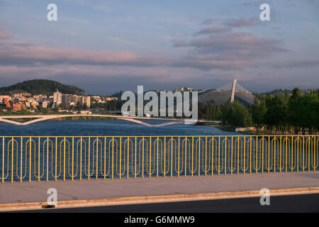 Une vue de la paroisse de Santa Clara, Coimbra, Portugal, avec ponts enjambant le Rio Mondego. Banque D'Images