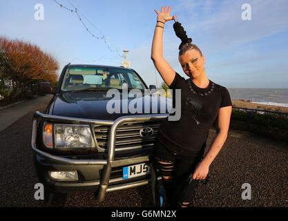 L'artiste de cirque des horreurs Anastasia IV tire un véhicule de quatre tonnes le long du front de mer à Eastbourne, dans le Sussex, alors que le cirque se prépare à effectuer une série de spectacles dans la région plus tard ce mois-ci. Banque D'Images