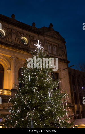 Gloucester, Gloucestershire, Royaume-Uni, Eastgate à Noël, arbre de lumière à l'extérieur de la Guildhall Banque D'Images