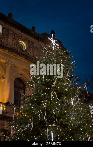 Gloucester, Gloucestershire, Royaume-Uni, Eastgate à Noël, arbre de lumière à l'extérieur de la Guildhall Banque D'Images