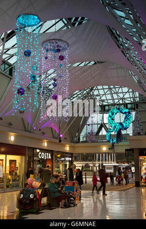 Gloucester, Gloucestershire, Royaume-Uni, King's Walk Shopping Centre Noël illuminations Banque D'Images