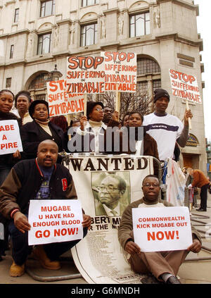 Un groupe de manifestants zimbabwéens se trouve à l'extérieur de la Maison du Zimbabwe, dans le Strand, dans le centre de Londres, où ils appellent à la suspension continue de leur patrie du Commonwealth. La manifestation est prévue pour coïncider avec la réunion des chefs de gouvernement du Commonwealth, qui se tiendra au Nigeria ce week-end. Banque D'Images