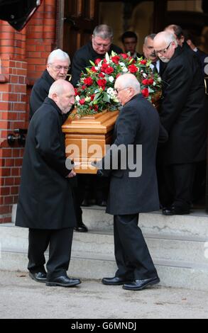 Les funérailles de l'ancien joueur de Manchester United Bill Foulkes à l'église St Vincent de Paul RC, Altrincham, Cheshire. Banque D'Images