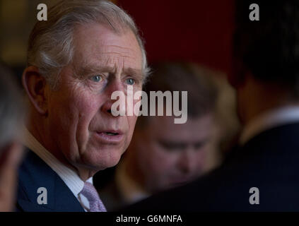 Le Prince de Galles, président des arts et des affaires lors d'une cérémonie de remise de la Médaille du Prince de Galles pour la philanthropie artistique en 2013, au Palais St James's à Londres. Banque D'Images