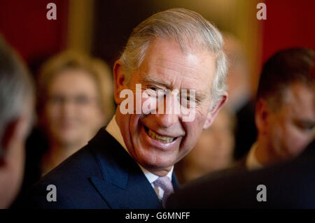 Le Prince de Galles, président des arts et des affaires lors d'une cérémonie de remise de la Médaille du Prince de Galles pour la philanthropie artistique en 2013, au Palais St James's à Londres. Banque D'Images