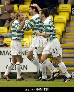 Chris Sutton (deuxième à gauche) du Celtic célèbre avec ses coéquipiers après avoir obtenu leur score contre Livingston lors de leur match de la Bank of Scotland au City Stadium, Livingston, samedi . Banque D'Images