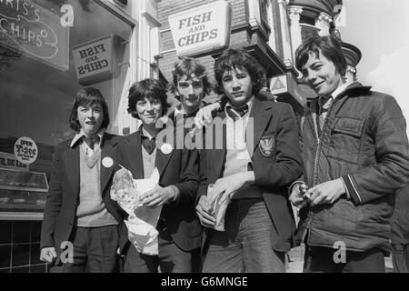 Élèves de Highgate School, Moseley, Birmingham, manger des chips pendant leur pause déjeuner scolaire. Banque D'Images