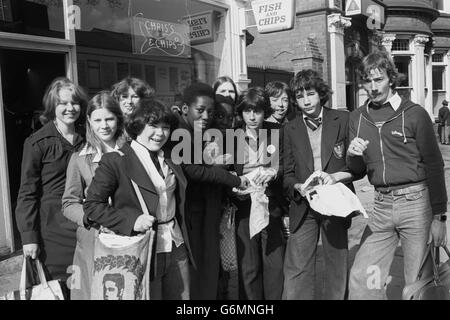 Élèves de Highgate School, Moseley, Birmingham, manger des chips pendant leur pause déjeuner scolaire. Banque D'Images