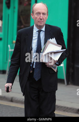 Shane Ross TD, membre du Comité des comptes publics, en route pour se rendre à Leinster House pour écouter les témoignages présentés par la Central Remedia Clinic (CRC) au Comité des comptes publics. Banque D'Images