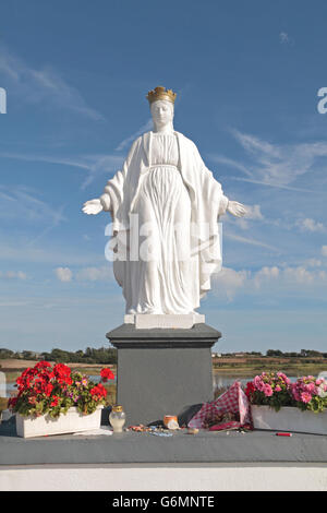 Statue de Marie avec les offrandes à sa base sur l'île Notre-Dame, dans le comté de Wexford, Irlande (Eire). Banque D'Images