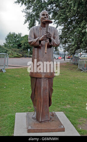 'Harmonie' Peace statue dans la baie de Cardiff, Glamorgan, Pays de Galles. Banque D'Images