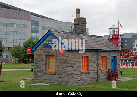 Les éclusiers Cottage dans la baie de Cardiff, Glamorgan, Pays de Galles. Banque D'Images