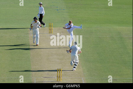 Ben Stokes, en Angleterre, s'élance dans la frustration tandis que Steven Smith, en Australie, célèbre le score de 100 non sorti au cours du premier jour du troisième test au WACA Ground, à Perth, en Australie. Banque D'Images