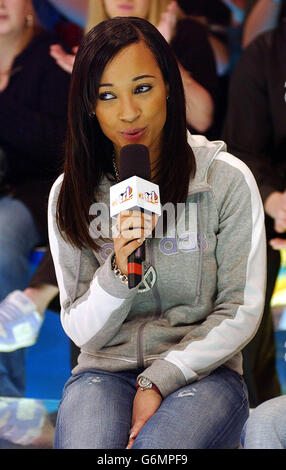 Lisa Maffia lors de son apparition sur le site TRL UK de MTV aux studios MTV de Camden, dans le nord de Londres. La chanteuse fait actuellement la promotion de son dernier single "femmes du monde" qui a été publié lundi 8 décembre 2003. Banque D'Images