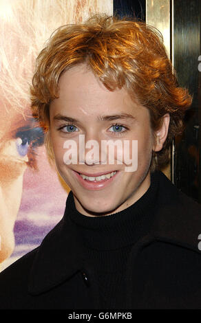 Star of the film Jeremy Sumpter arrive pour la première mondiale de la charité de Peter Pan à l'Empire UCI à Leicester Square, dans le centre de Londres.La première est dans l'aide de la Great Ormond Street Hospital Children's Charity et l'auteur de Peter Pan, JM Barrie, a donné le droit d'auteur de l'histoire classique des enfants à l'hôpital. Banque D'Images