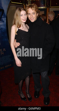 Les stars du film Rachel Hurd-Wood et Jeremy Sumpter arrivent pour la première mondiale de la charité de Peter Pan à l'Empire UCI à Leicester Square, dans le centre de Londres.La première est dans l'aide de la Great Ormond Street Hospital Children's Charity et l'auteur de Peter Pan, JM Barrie, a donné le droit d'auteur de l'histoire classique des enfants à l'hôpital. Banque D'Images