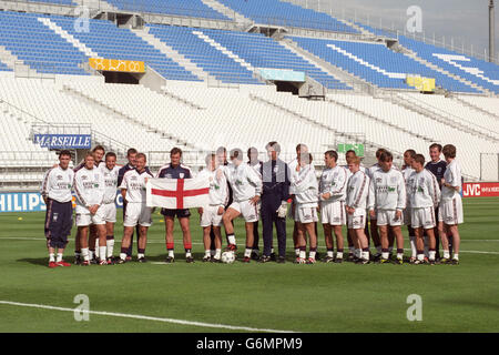 Glenn Hoddle, entraîneur d'Angleterre, détient le drapeau de l'Angleterre pendant qu'il pose avec son équipe avant le match de la coupe du monde contre la Tunisie au stade Velodrome près de Marseille en France. Martin Keown, David Beckham, Tony Adams, Gareth Southgate, Nigel Martyn, Alan Shearer, Glenn Hoddle, David Batty, Tim Flowers, Teddy Sheringham, sol Campbell, David Seaman, Rio Ferdinand (caché), Graeme le Saux, Robert Lee, les Ferdinand, Paul Scholes, Paul Merson (caché), Gary Neville, Michael Owen, Glenn Roeder et Steve McManaman. Banque D'Images