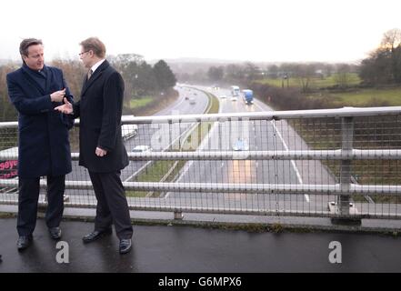 Le Premier ministre David Cameron (à gauche) s'entretient avec le député de Morecambe et de Lunesdale, David Morris, où il a discuté d'une route de liaison entre la M6 et Heysham lors d'une visite du nord-est et du nord-ouest de l'Angleterre. Banque D'Images