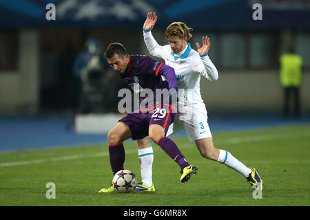 Football - Ligue des champions de l'UEFA - Groupe G - Autriche Vienne / Zenit St Petersbourg - Stade Ernst Happel.Autriche Markus Suttner, à Vienne, protège le ballon contre Cristian Ansaldi (à droite) de Zenit St Petersbourg Banque D'Images