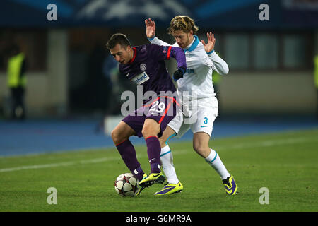 Football - Ligue des champions de l'UEFA - Groupe G - Autriche Vienne / Zenit St Petersbourg - Stade Ernst Happel.Autriche Markus Suttner, à Vienne, protège le ballon contre Cristian Ansaldi (à droite) de Zenit St Petersbourg Banque D'Images