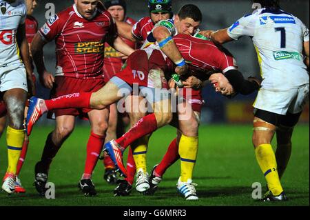 Liam Williams de Llanelli Scarlets est affronté par Benjamin Kayser d'ASM Clermont Auvergne lors de la coupe Heineken, match Pool four au parc y Scarlets, Llanelli. Banque D'Images