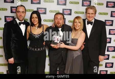 (De gauche à droite) la troupe des pieds froids - James Nesbitt, Jacey salles, John Thomson, Fay Ripley et Robert Bathurst - avec leur prix pour la meilleure comédie Drama lors des British Comedy Awards annuels aux studios de télévision de Londres dans le sud de Londres. Banque D'Images