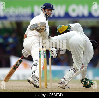 Le capitaine d'Angleterre Michael Vaughan se tourne vers le ballon en tant que gardien de cricket Kumar Sangakkara, alors que l'Angleterre prend le Sri Lanka le deuxième jour du deuxième Test de la série de trois matchs. Le côté de la maison a finalement été Bowled dehors pour 382 après un effort de plein d'esprit de leurs enders de queue. Banque D'Images