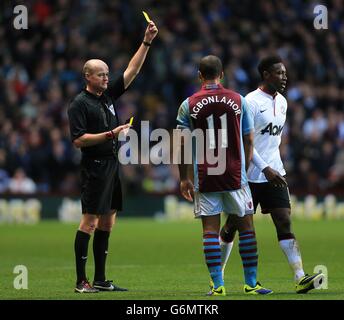 Danny Welbeck de Manchester United (à droite) est présenté le carton jaune par l'arbitre Lee Mason (à gauche) Banque D'Images