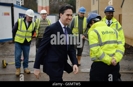 Le chef de file du travail, Ed Miliband, visite le développement du parc Chrysalis à Stevenage, qui est composé de maisons privées et sociales où M. Miliband a rencontré un couple qui a récemment déménagé dans l'une des maisons et a vu des maisons encore en développement et rencontré des ouvriers du bâtiment. Banque D'Images