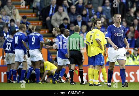 Matt Elliott (à droite) de Leicester City est envoyé contre Birmingham City pendant le match de Premiership de Barclaycard au City Ground, Leicester. Banque D'Images