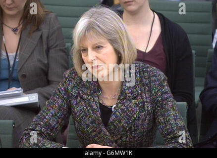 Theresa May, secrétaire à l'intérieur, répond aux questions lors d'un comité des affaires intérieures, à Portcullis House, à Londres. Banque D'Images