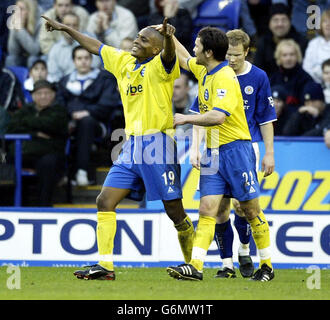 Clinton Morrison, de Birmingham City, célèbre le but d'ouverture contre Leicester City avec Damien Johnson (à droite) lors du match Barclaycard Premiership au City Ground, Leicester. Banque D'Images