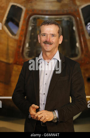 L'astronaute Chris Hadfield assiste à un appel photo devant la capsule Apollo 10 au Musée des sciences de Londres. Banque D'Images